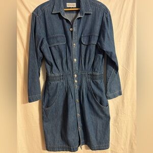 Vintage Bloomingdale’s denim long sleeve with shift collared neckline. Button up